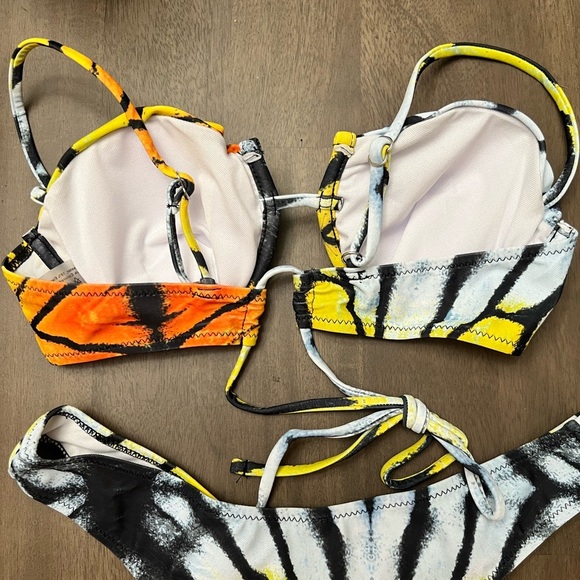 Monarch Butterfly Print Underwire Cheeky Bikini Set - Picture 7 of 10
